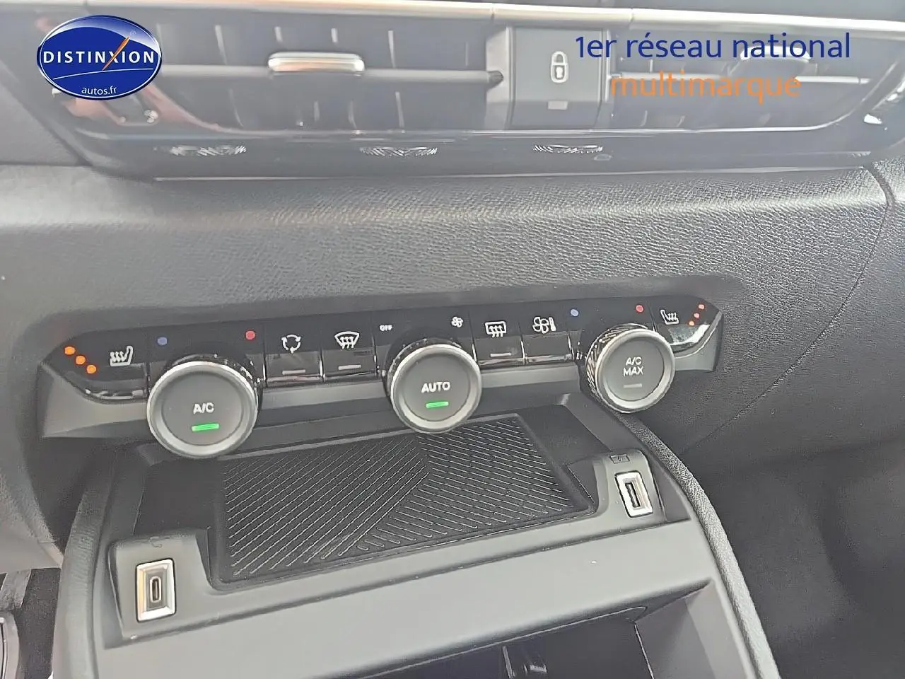Gros plan sur la console centrale du Citroën C4 noir métal 2025, montrant les commandes de climatisation et USB.