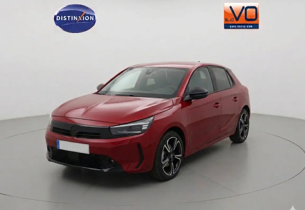 Opel Corsa rouge vue 3/4 avant droit, jantes alliage noires et détails noirs sur calandre et rétroviseurs.