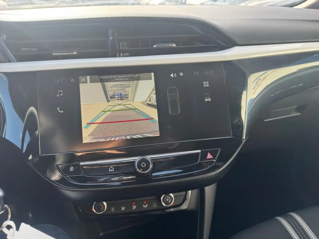Vue rapprochée de l’écran central tactile de l’Opel Corsa 2025 montrant la caméra de recul en fonctionnement.