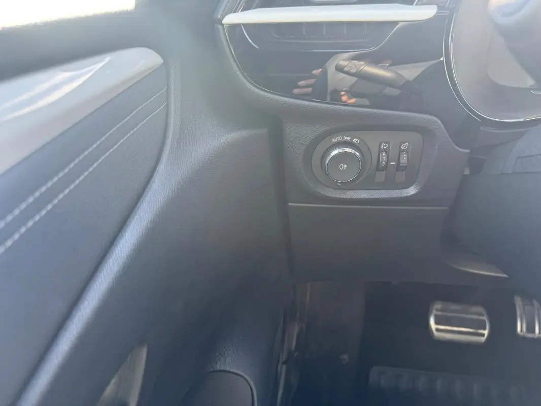 Détail du tableau de bord côté gauche de l’Opel Corsa 2025 avec commandes d’éclairage et pédales en aluminium.