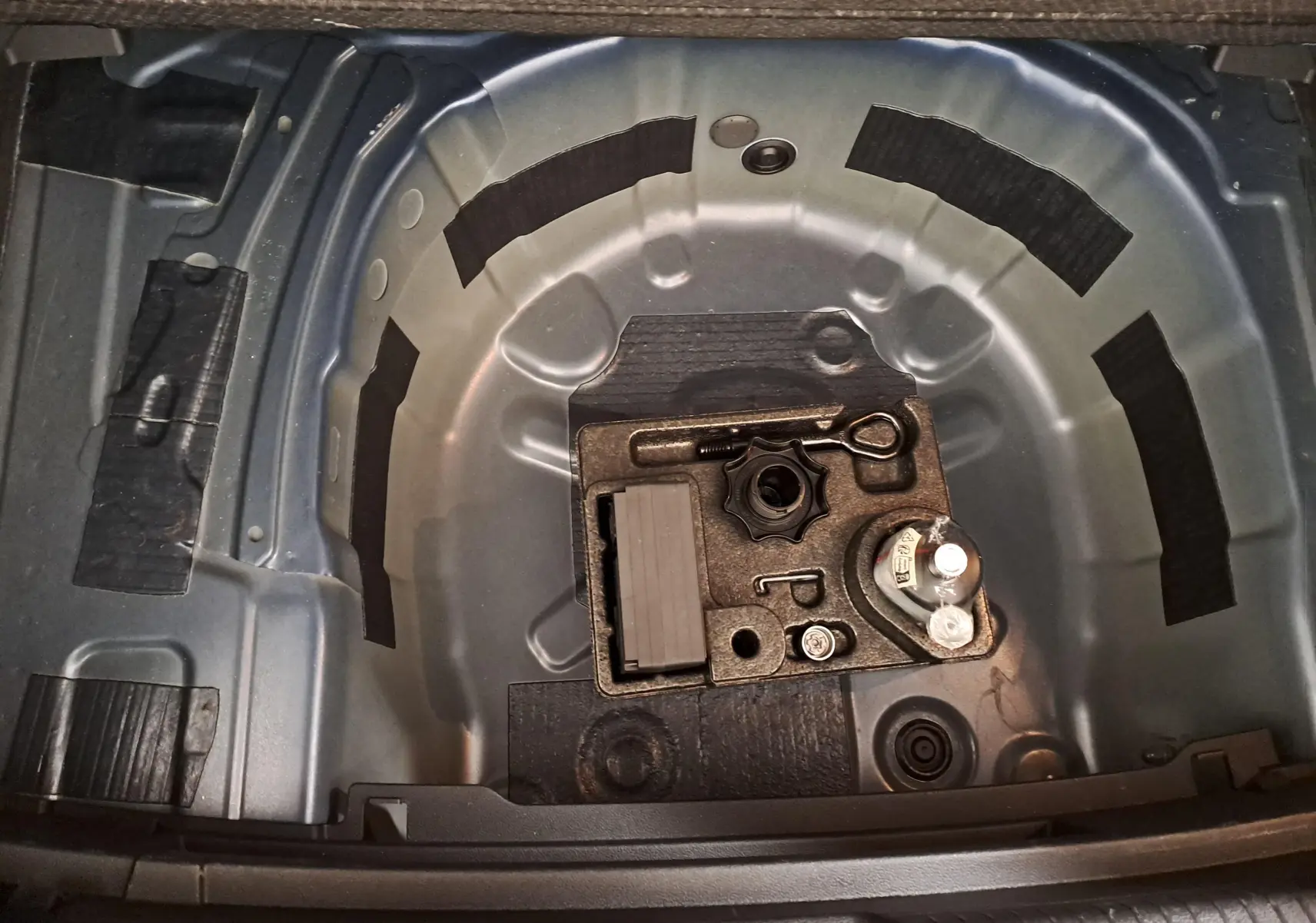 Vue plongeante sur le compartiment de roue de secours vide de la Volkswagen Polo 1.0 TSI 116 DSG7 R-Line Edition 2025.