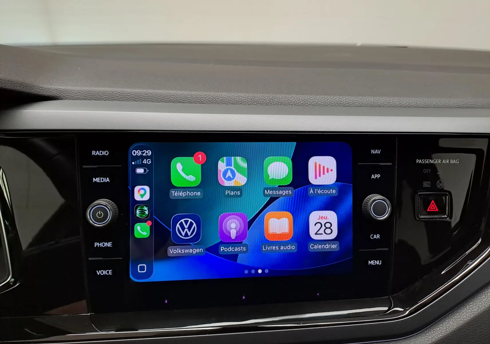 Écran tactile central de la Volkswagen Polo 2025 affichant Apple CarPlay, vue frontale du tableau de bord.