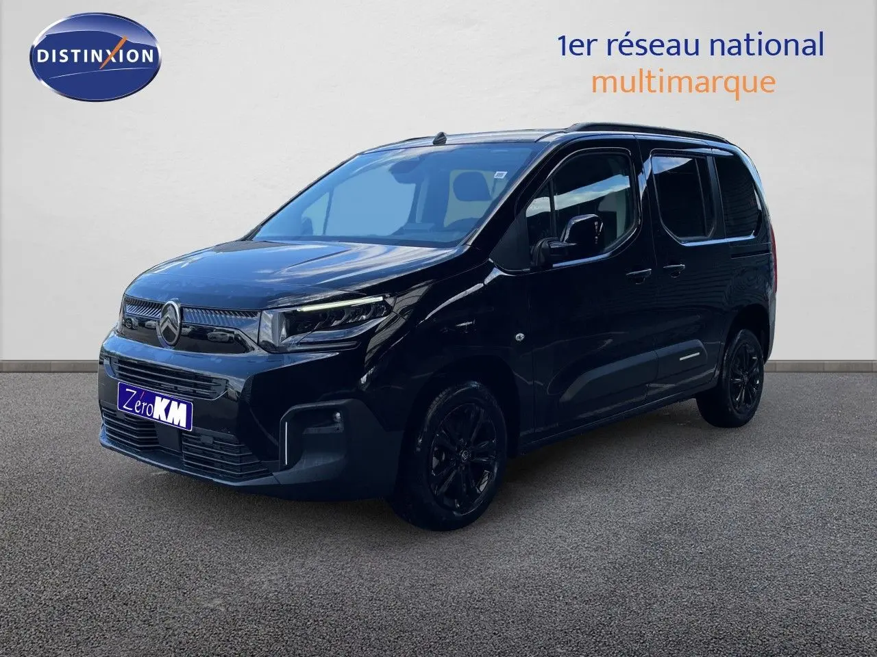 Vue 3/4 avant d’un Citroën Berlingo noir Perla Nera métallisé avec jantes noires et calandre moderne.