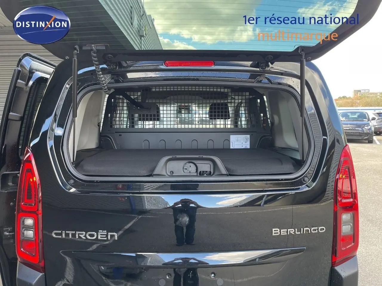 Vue arrière du Citroën Berlingo noir Perla Nera 2026 avec hayon ouvert et séparation intérieure métallique visible.