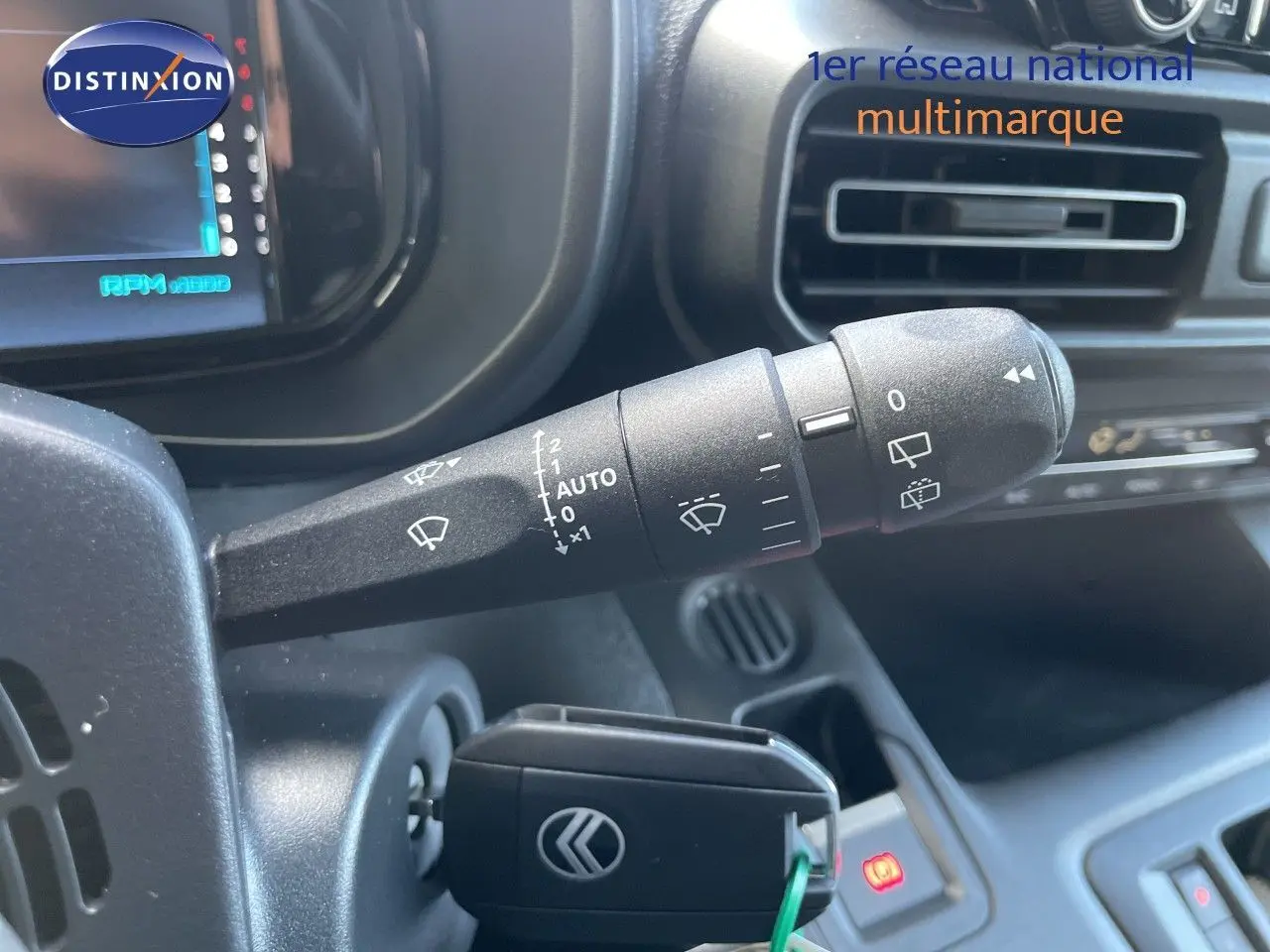 Gros plan sur la commande d’essuie-glace du tableau de bord intérieur du Citroën Berlingo noir Perla Nera 2026.