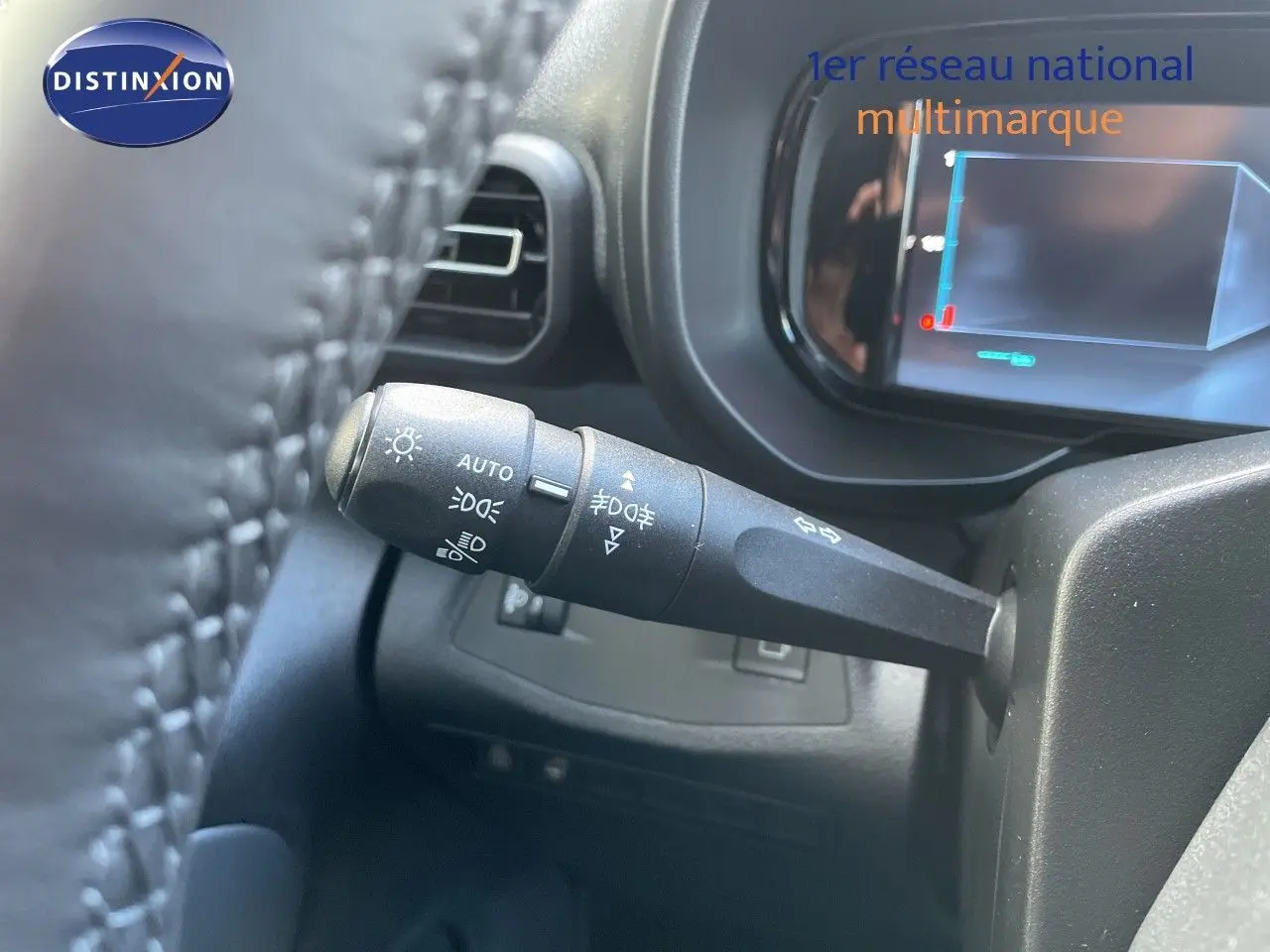Gros plan sur la commande des phares et clignotants côté gauche du tableau de bord d’un Citroën Berlingo noir 2026.