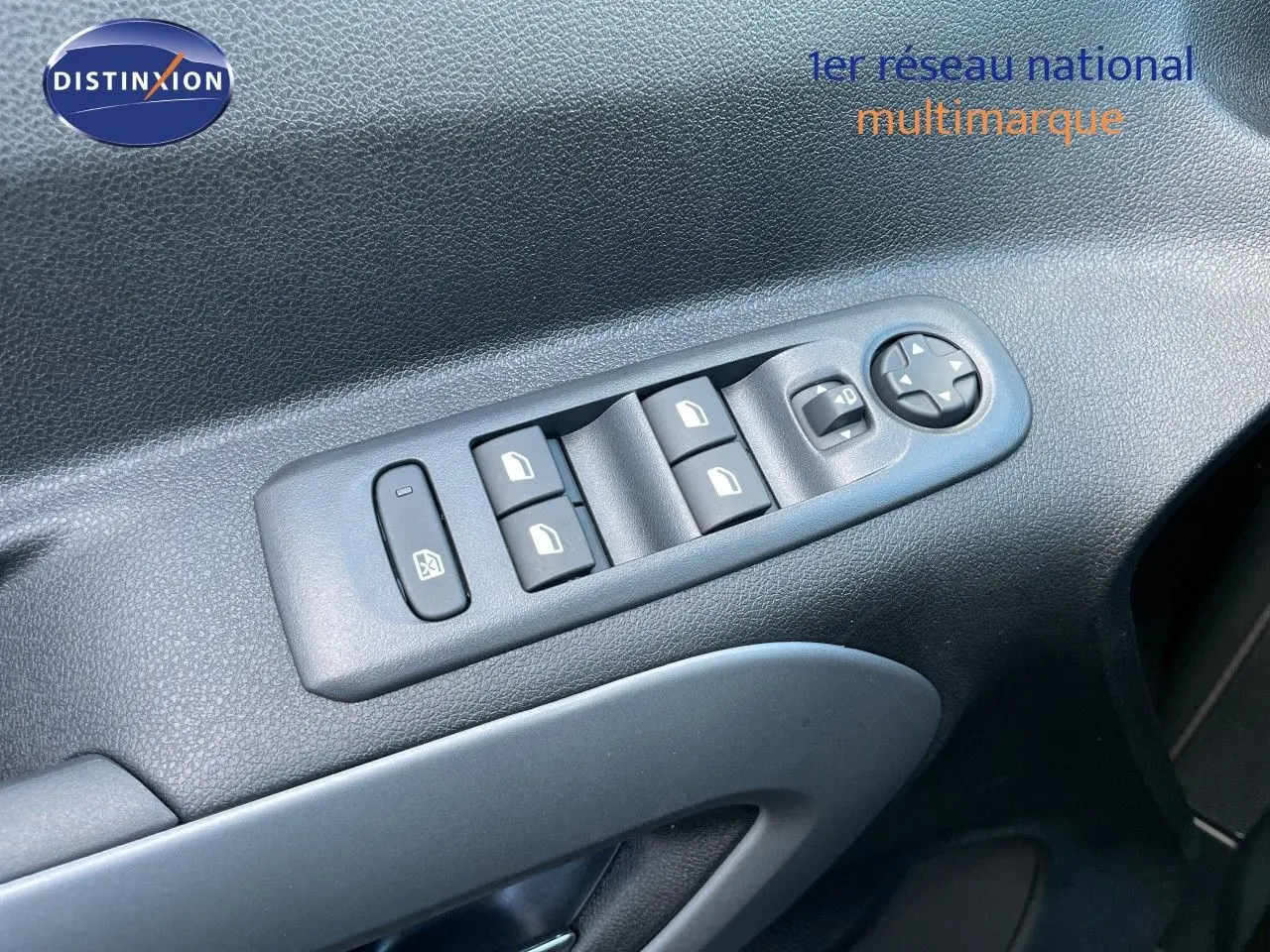 Panneau de commandes des vitres et rétroviseurs côté gauche intérieur d’un Citroën Berlingo noir Perla Nera 2026.
