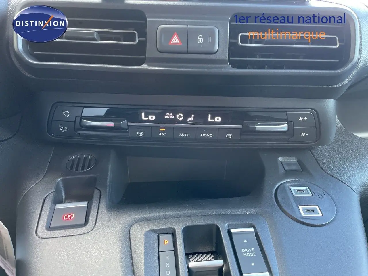 Vue rapprochée de la console centrale du Citroën Berlingo 2026 noir, montrant la climatisation digitale et la commande de boîte auto.