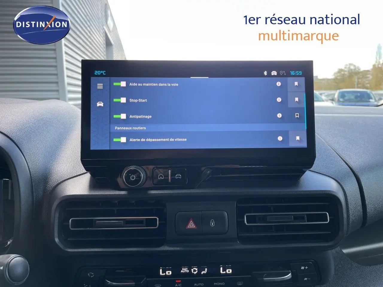 Vue intérieure centrée sur l'écran tactile et la console centrale du Citroën Berlingo noir Perla Nera 2026.