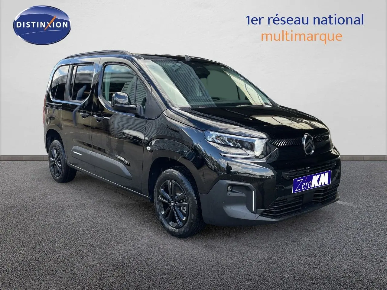 Vue 3/4 avant d'un Citroën Berlingo noir Perla Nera métallisé avec jantes noires et calandre moderne.