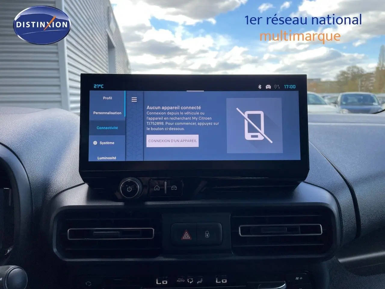 Écran tactile central du tableau de bord du Citroën Berlingo 2026, affichant le menu de connectivité.