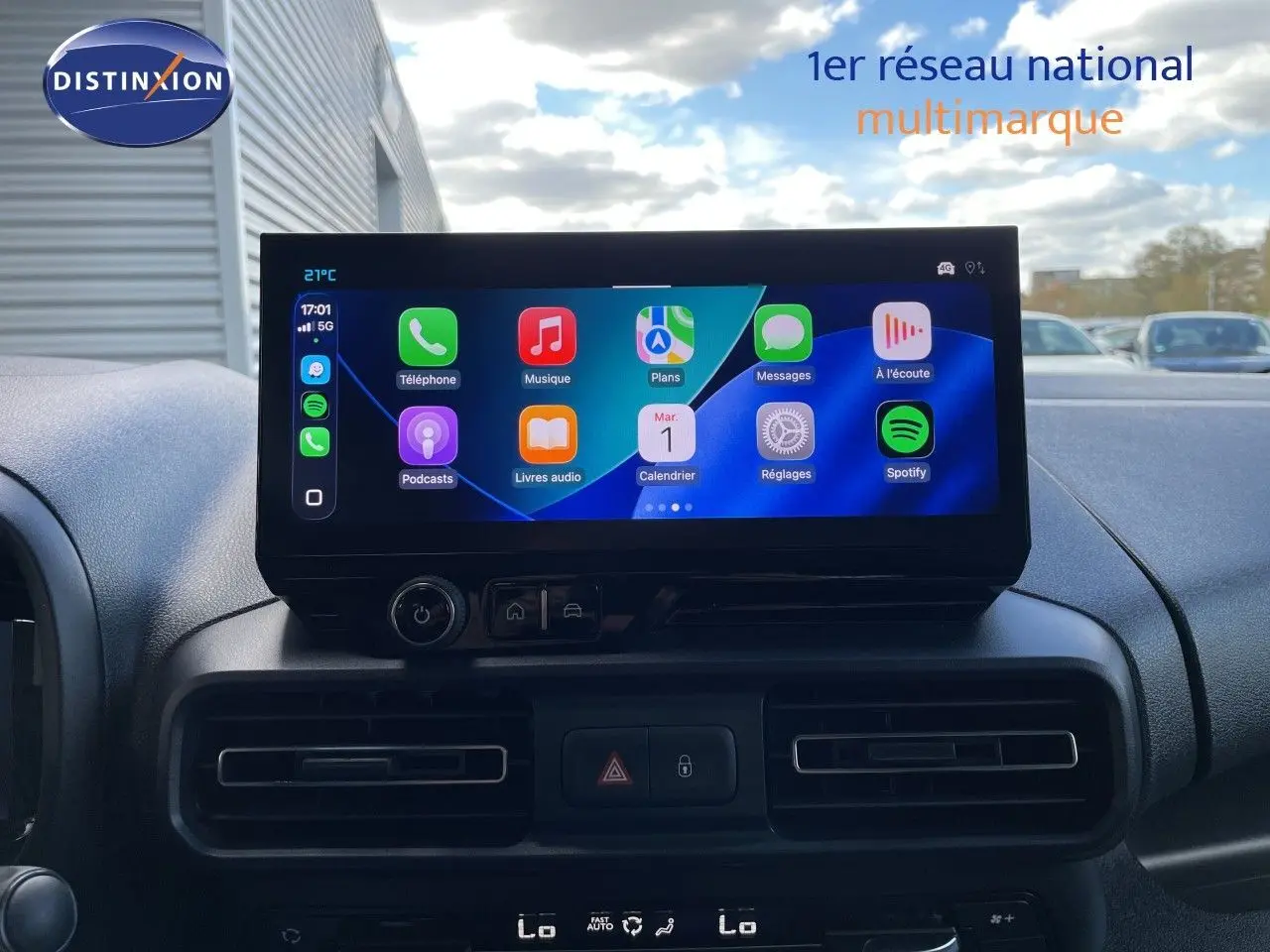 Vue rapprochée du tableau de bord noir du Citroën Berlingo 2026 avec écran tactile affichant des applications connectées.