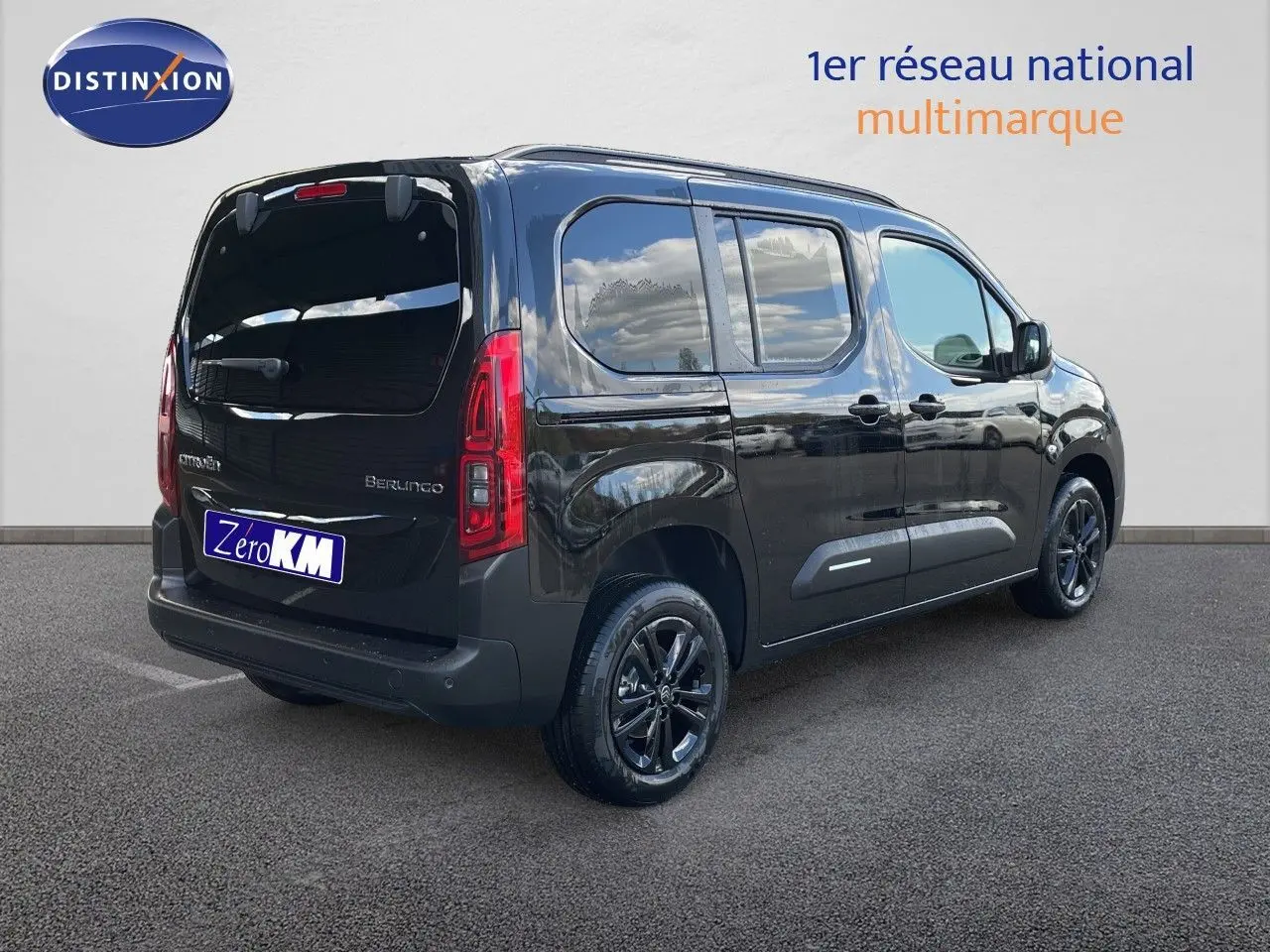 Vue 3/4 arrière droite du Citroën Berlingo noir Perla Nera avec vitres teintées et jantes noires brillantes.