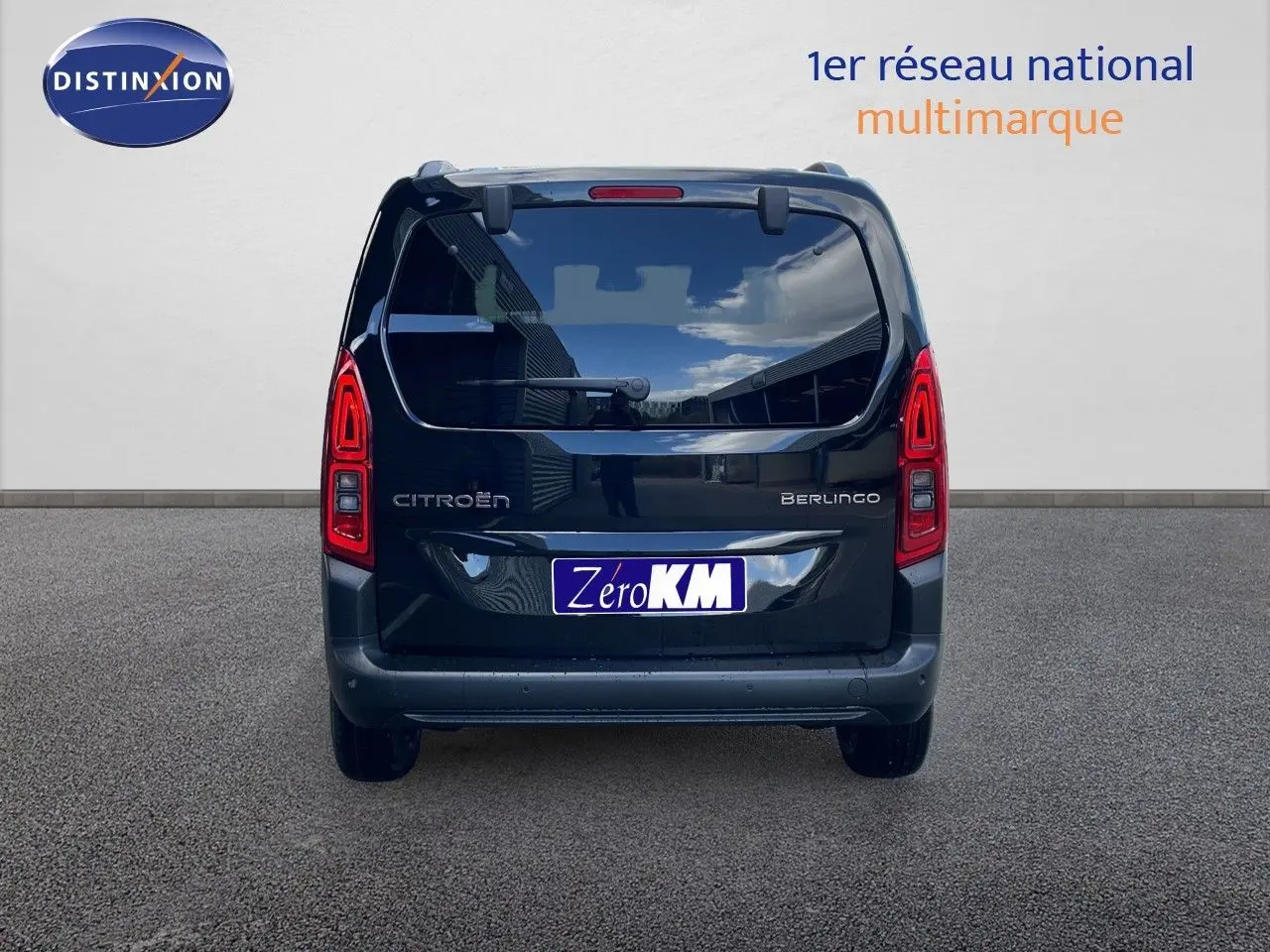 Vue arrière d'un Citroën Berlingo noir Perla Nera Metal avec feux LED et vitre arrière teintée.
