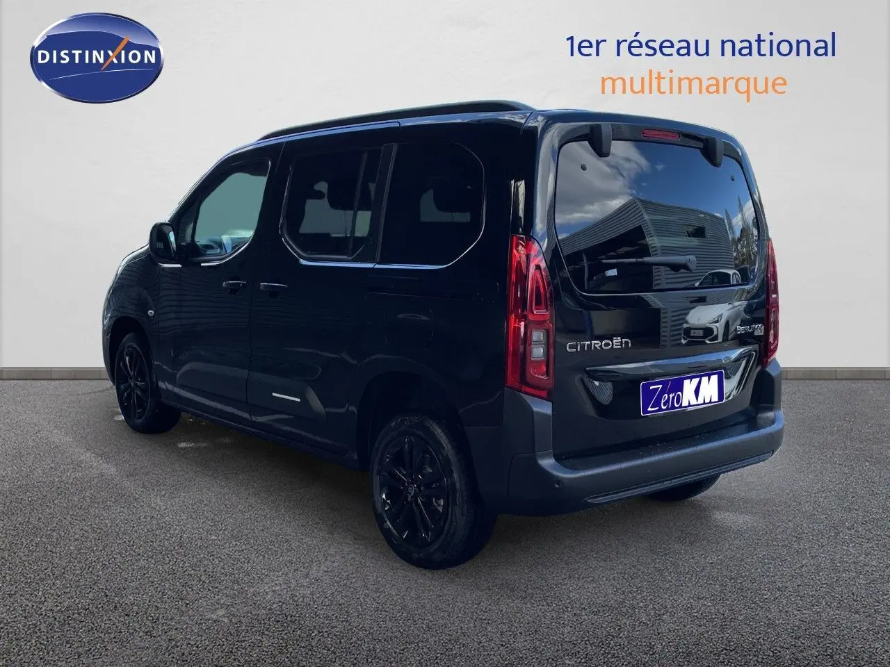 Vue 3/4 arrière droite d’un Citroën Berlingo noir Perla Nera métal avec vitres teintées et jantes noires.