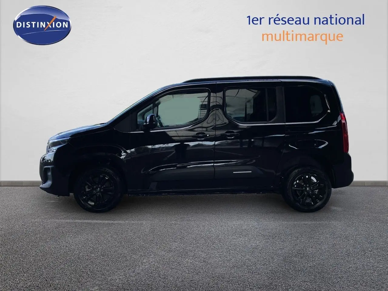 Profil droit du Citroën Berlingo noir Perla Nera avec jantes noires et vitres teintées, vue extérieure sur fond clair.