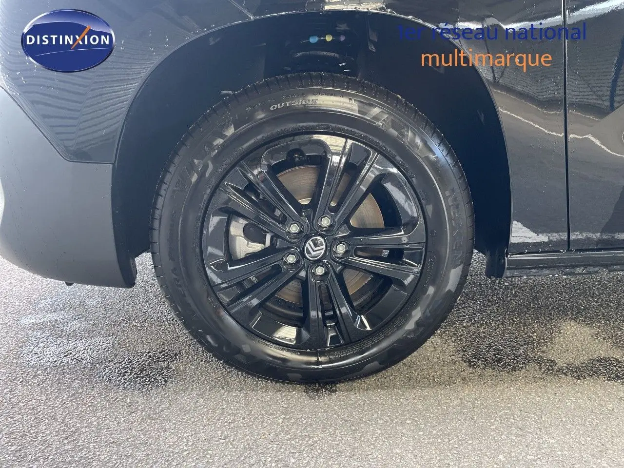 Gros plan sur la roue arrière droite noire brillante d'un Citroën Berlingo 2026 noir Perla Nera Metal.