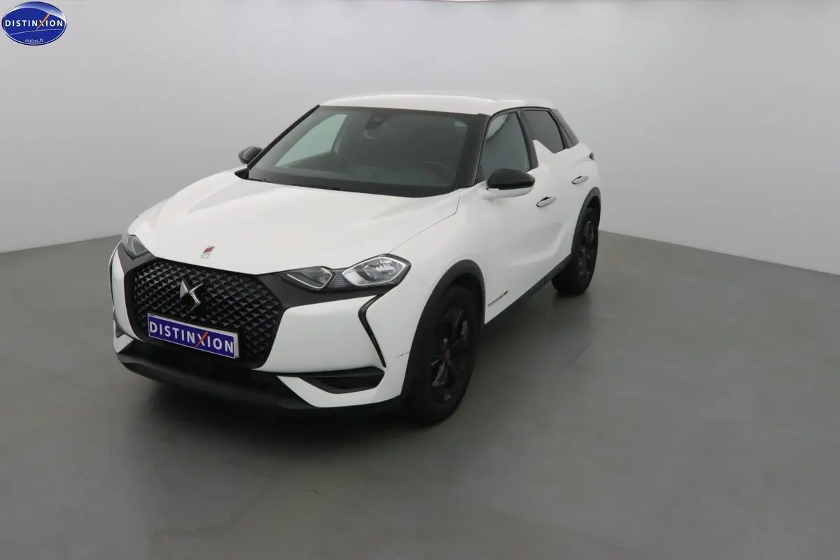 DS3 Crossback blanc banquise vu en 3/4 avant droit, avec calandre noire et jantes noires distinctives.
