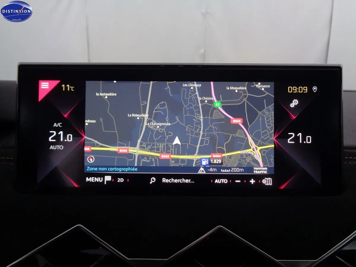Écran tactile central du DS3 Crossback affichant la navigation et la climatisation à 21°C, ambiance intérieure moderne.