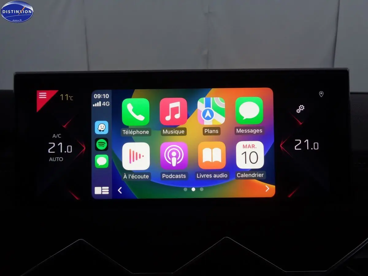 Écran tactile central du DS3 Crossback affichant les applications connectées et la climatisation réglée à 21°C.