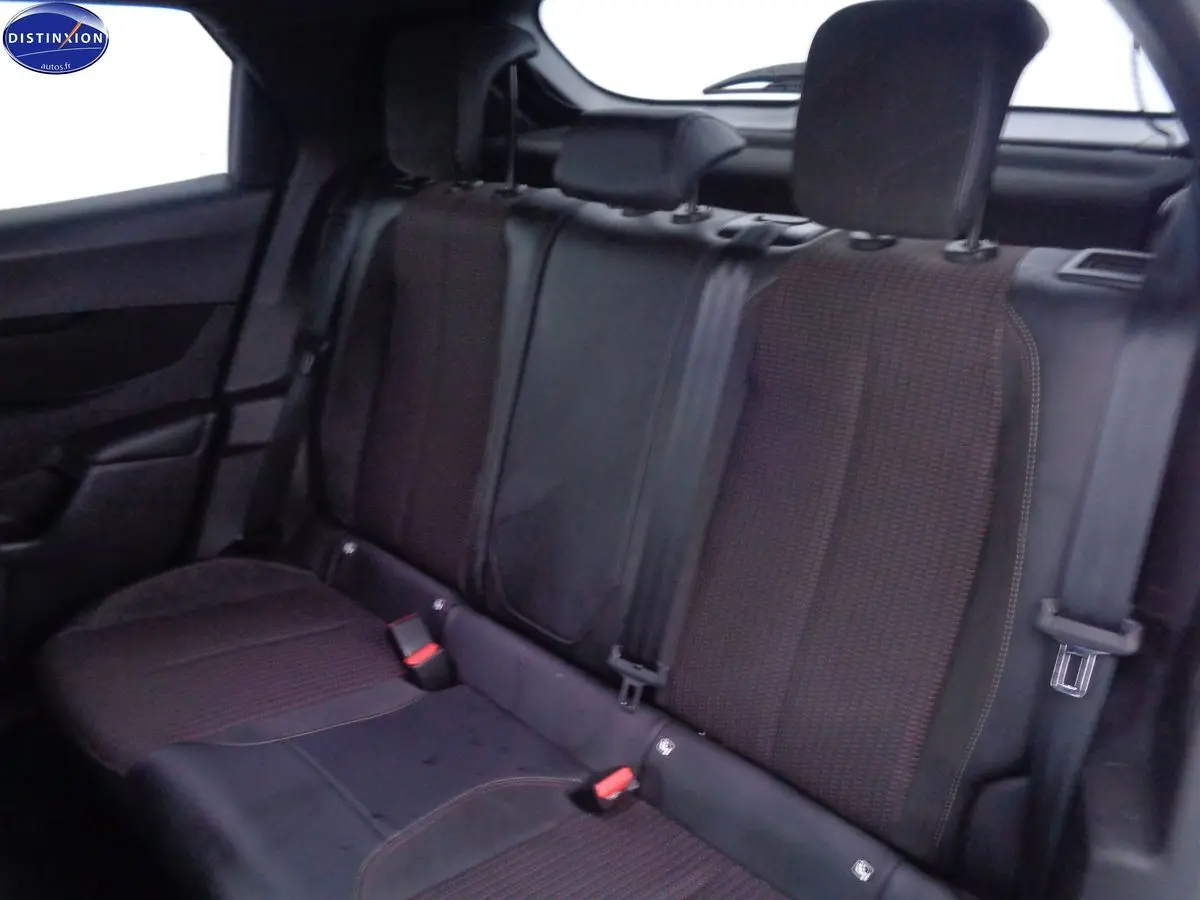 Banquette arrière en tissu noir avec appuie-têtes, vue intérieure du DS3 Crossback blanc banquise 2021.