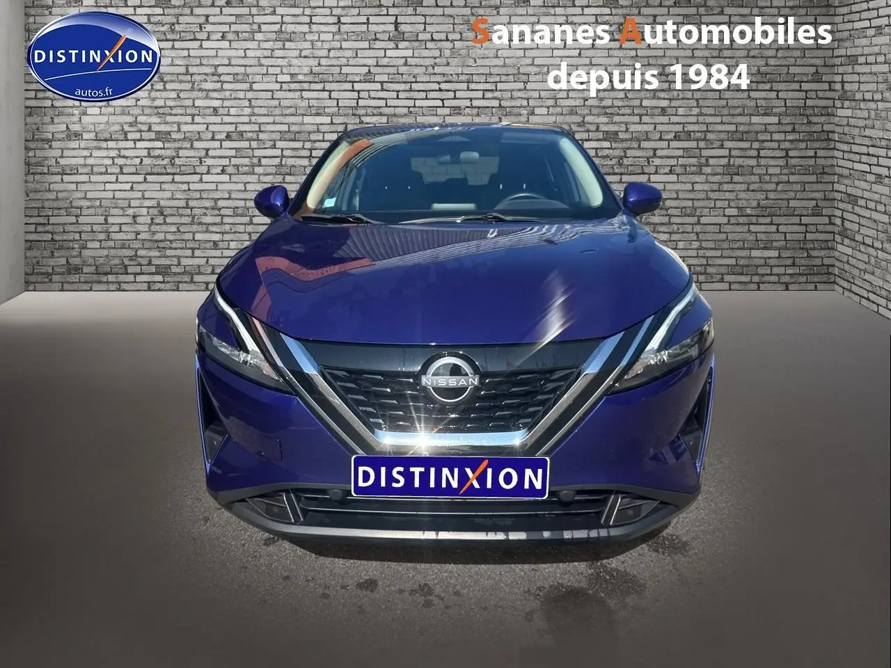 Vue frontale d'un Nissan Qashqai 1.5 e-Power bleu foncé avec calandre V-Motion et phares LED fins.