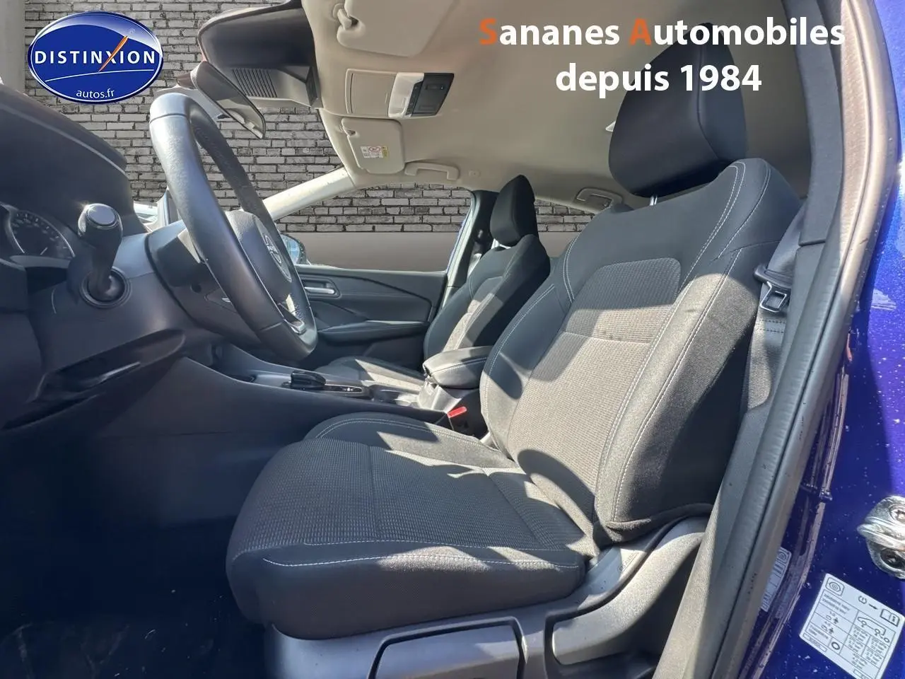 Intérieur du Nissan Qashqai 1.5 e-Power 2023 en bleu foncé, vue côté gauche sur les sièges avant et volant.