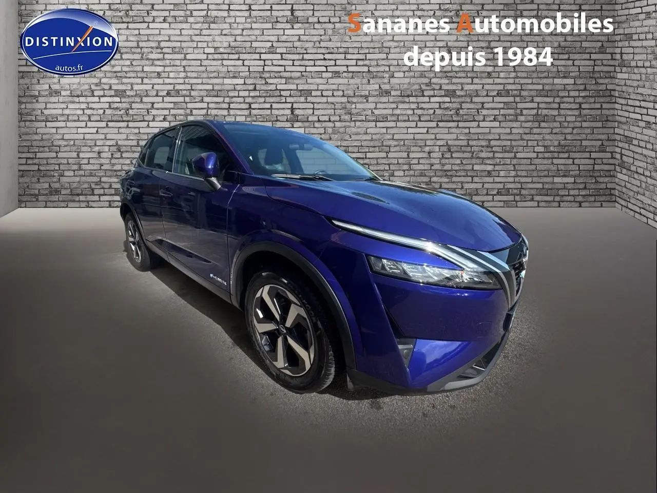 Nissan Qashqai 1.5 e-Power bleu foncé vu en 3/4 avant gauche avec jantes alliage et badges e-POWER visibles.