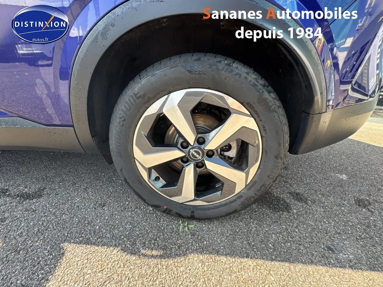 Gros plan sur la jante alliage 18 pouces du Nissan Qashqai bleu foncé, côté arrière droit du véhicule.