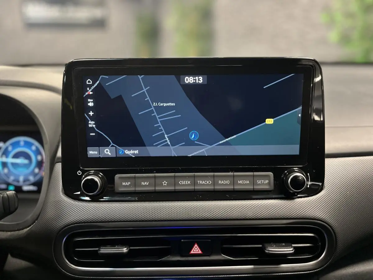 Écran tactile central du tableau de bord du Hyundai Kona 2022 affichant la navigation GPS sur fond noir.