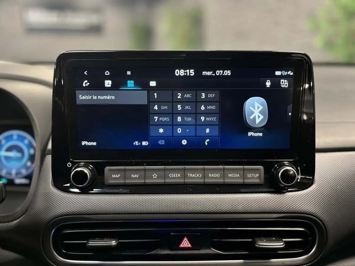 Écran tactile multimédia affichant la connexion Bluetooth avec iPhone dans l'habitacle du Hyundai Kona 2022.