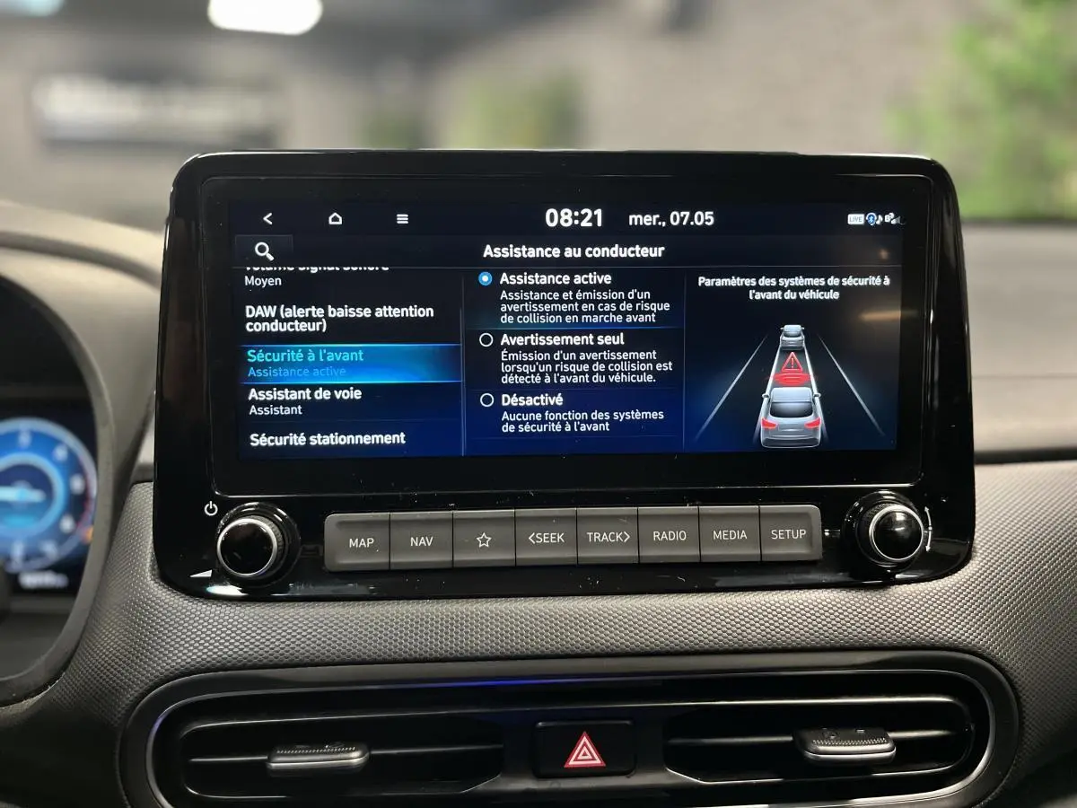 Écran tactile du système multimédia du Hyundai Kona 2022 affichant les options d'assistance à la conduite.