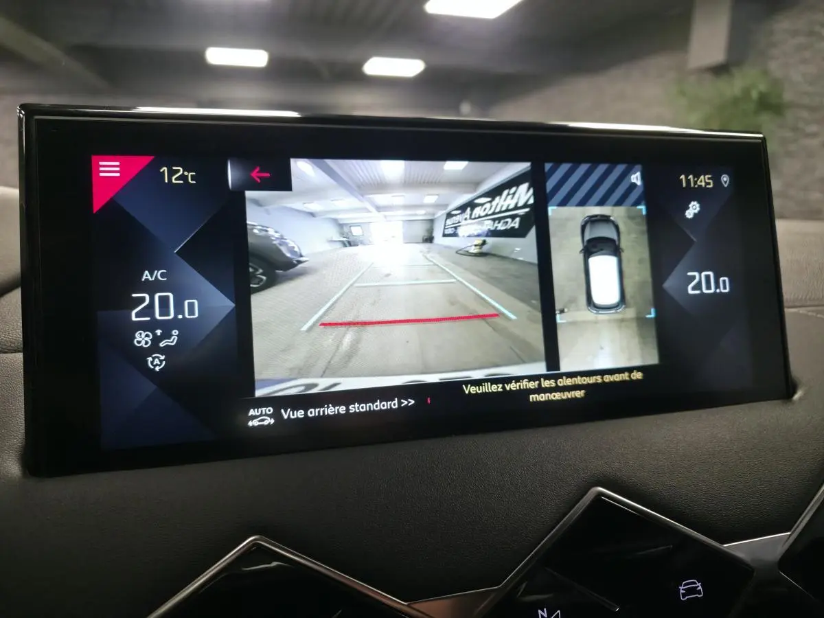 Écran central affichant la caméra de recul et vue 360° du DS3 Crossback gris dans un parking intérieur.
