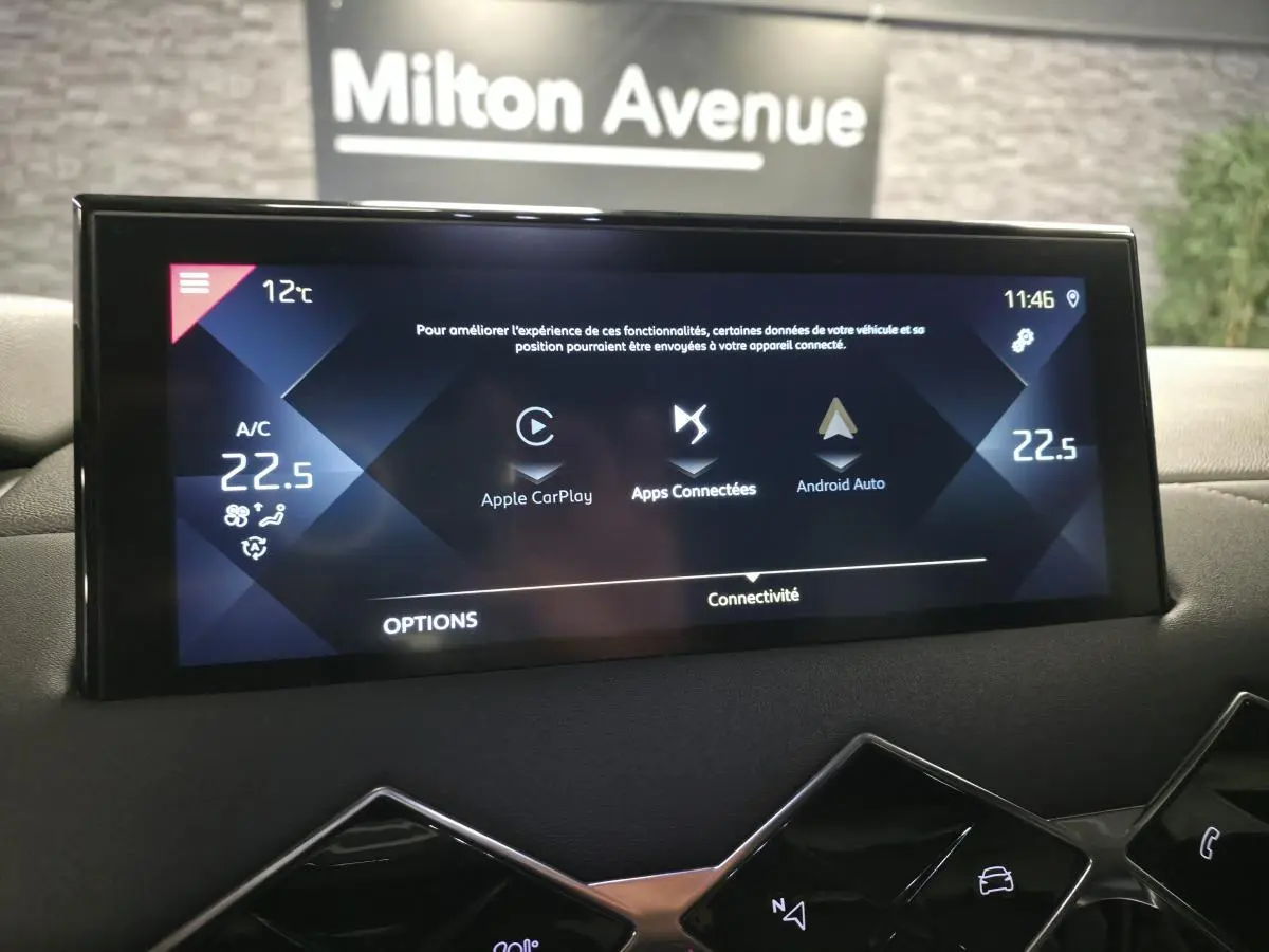 Écran tactile central du DS3 Crossback gris, affichant la climatisation et les options Apple CarPlay et Android Auto.