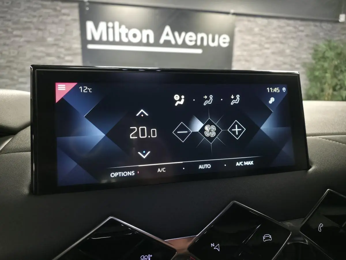 Écran tactile central du DS3 Crossback affichant le réglage de la climatisation à 20°C dans un intérieur noir.