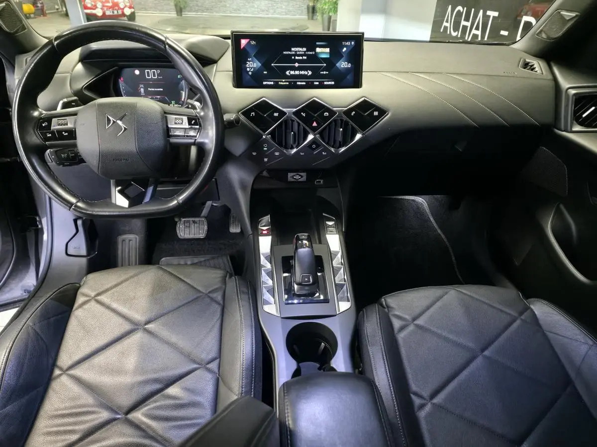 Intérieur cuir noir Basalte du DS3 Crossback vu de face, avec tableau de bord digital et console centrale moderne.