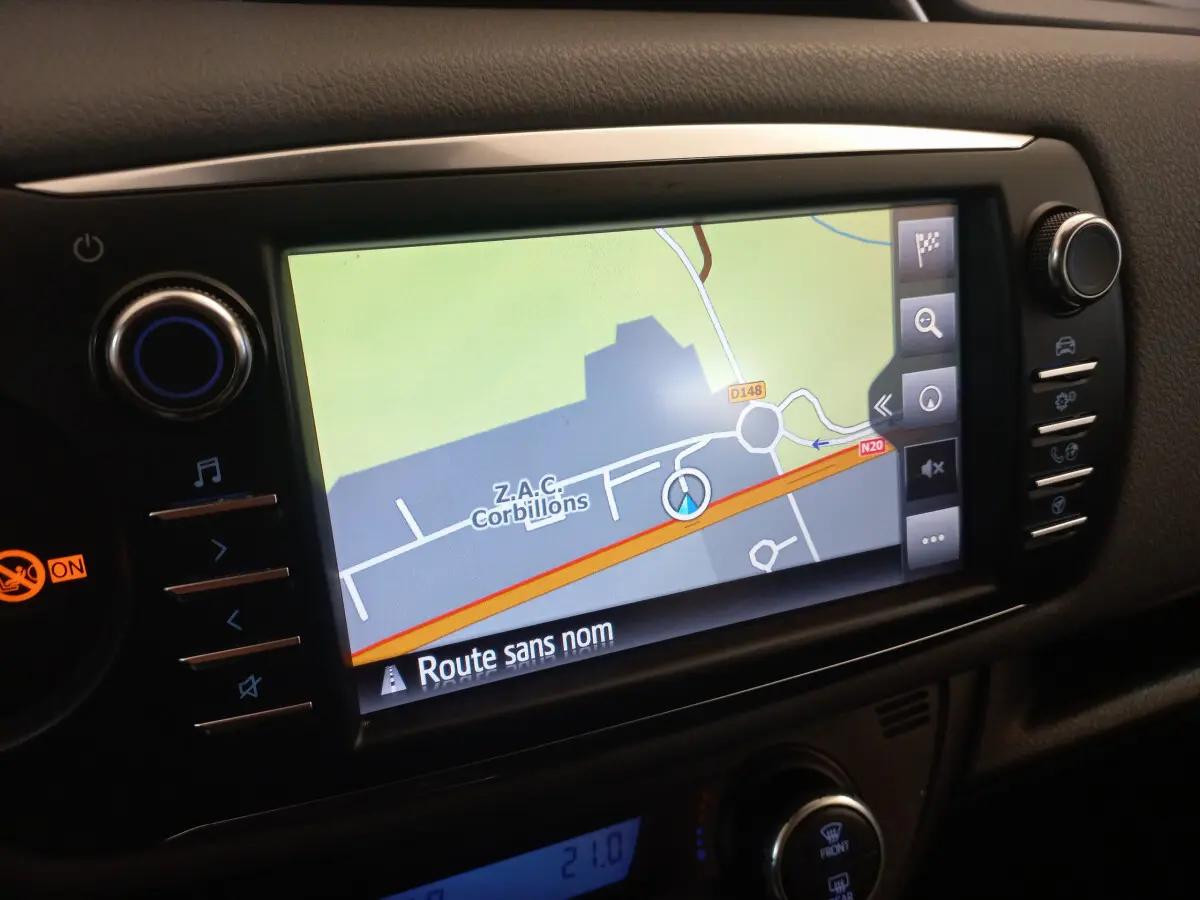 Écran tactile de navigation 7 pouces affichant une carte dans le tableau de bord noir de la Toyota Yaris hybride.