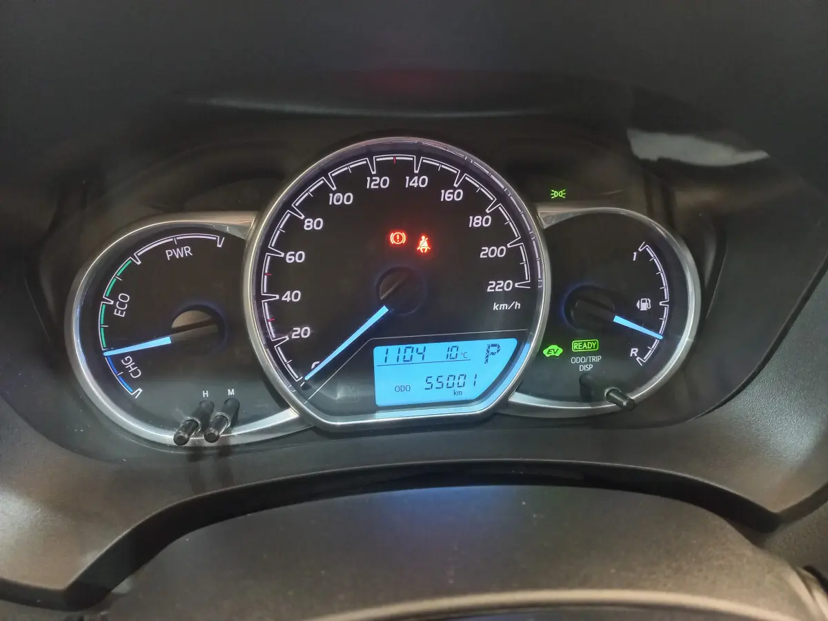 Gros plan sur le tableau de bord de la Toyota Yaris hybride 2018, affichant vitesse, niveau carburant et indicateurs verts.