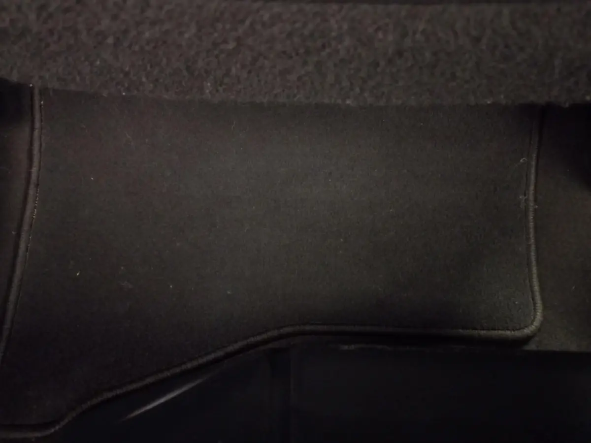 Tapis de sol noir intérieur de Toyota Yaris 1.5 VVT-I Hybrid France Business 2018.