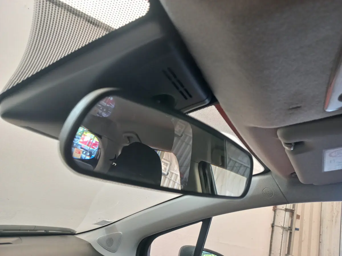 Rétroviseur intérieur de la Toyota Yaris 2018 noir, avec vue partielle de l'habitacle et siège conducteur.