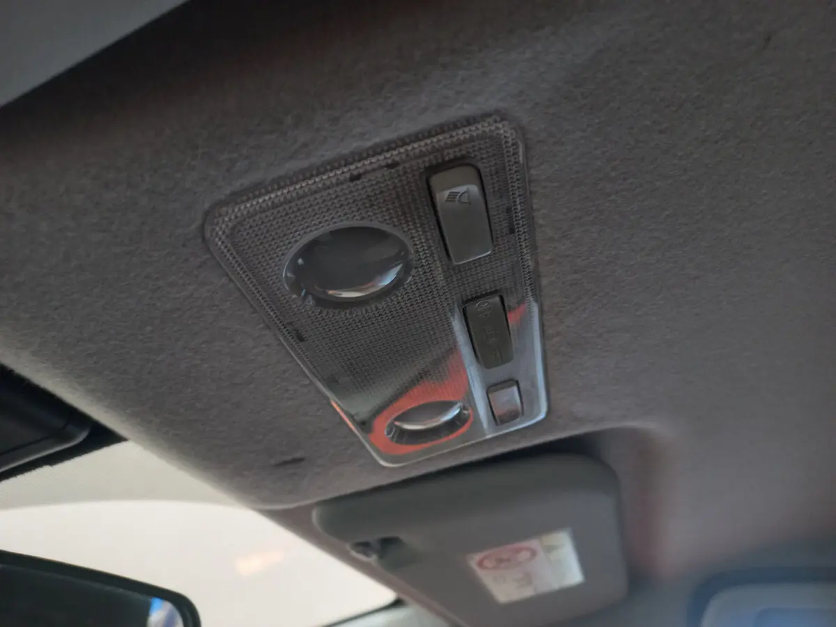 Plafonnier intérieur avec commandes d'éclairage sur le toit d'une Toyota Yaris noire hybride de 2018.