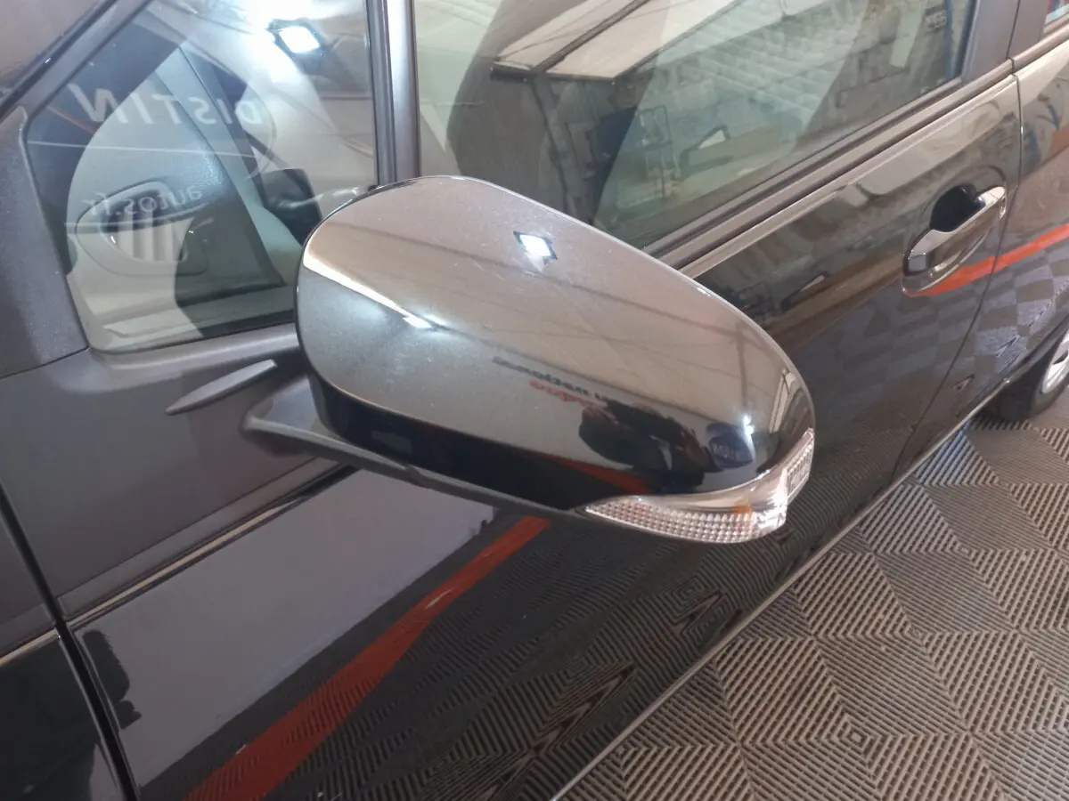 Rétroviseur côté gauche noir avec clignotant intégré sur Toyota Yaris 2018 vue rapprochée du côté conducteur