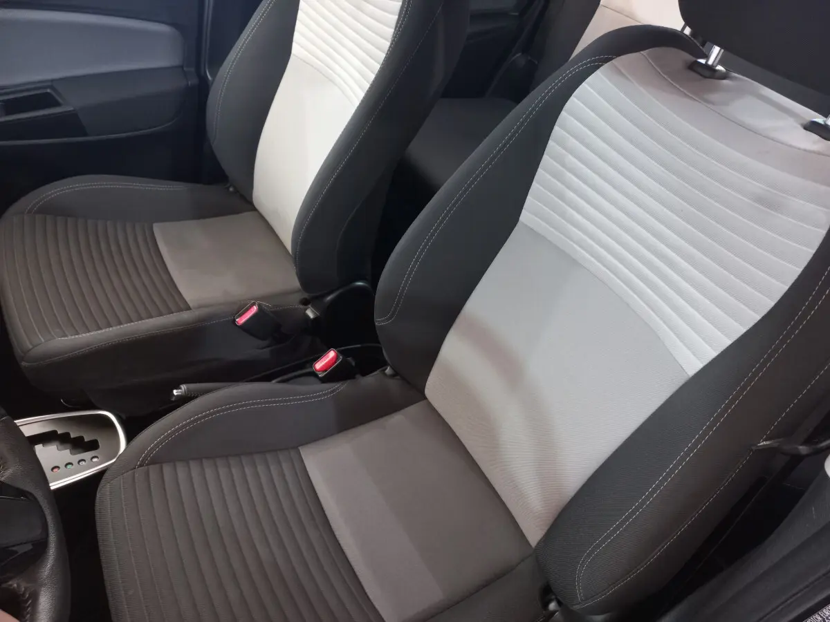 Vue rapprochée des sièges avant bicolores gris clair et foncé de la Toyota Yaris 1.5 Hybrid 2018 avec boîte auto.