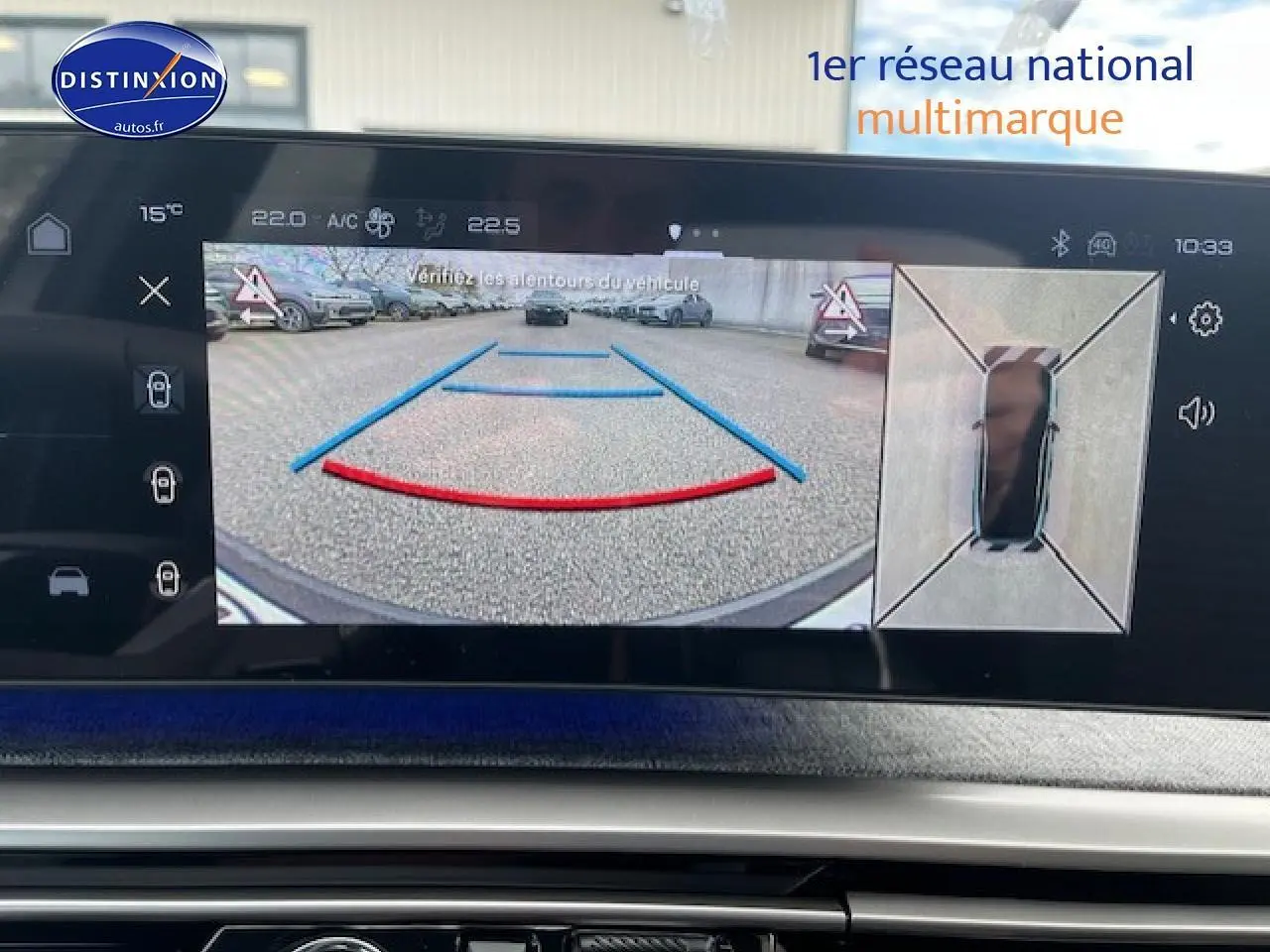 Écran tactile du Peugeot 3008 gris titane montrant la caméra de recul et la vue 360° en stationnement.