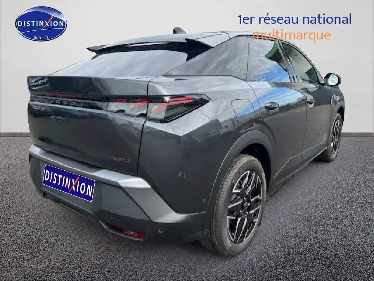 Vue 3/4 arrière droite du Peugeot 3008 gris titane avec jantes alu et feux arrière LED distinctifs.