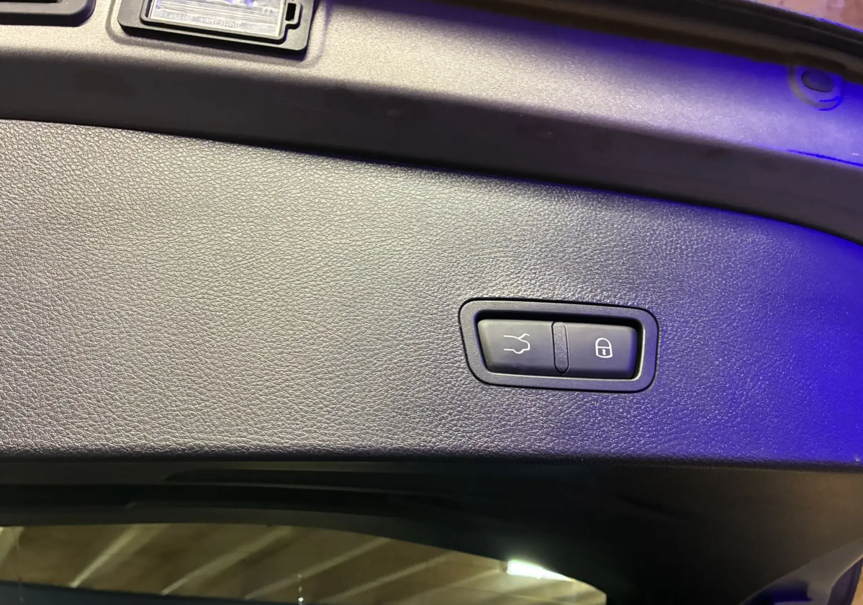 Bouton de fermeture électrique du hayon sur la partie intérieure du coffre d’un Alfa Romeo Tonale gris foncé 2023.