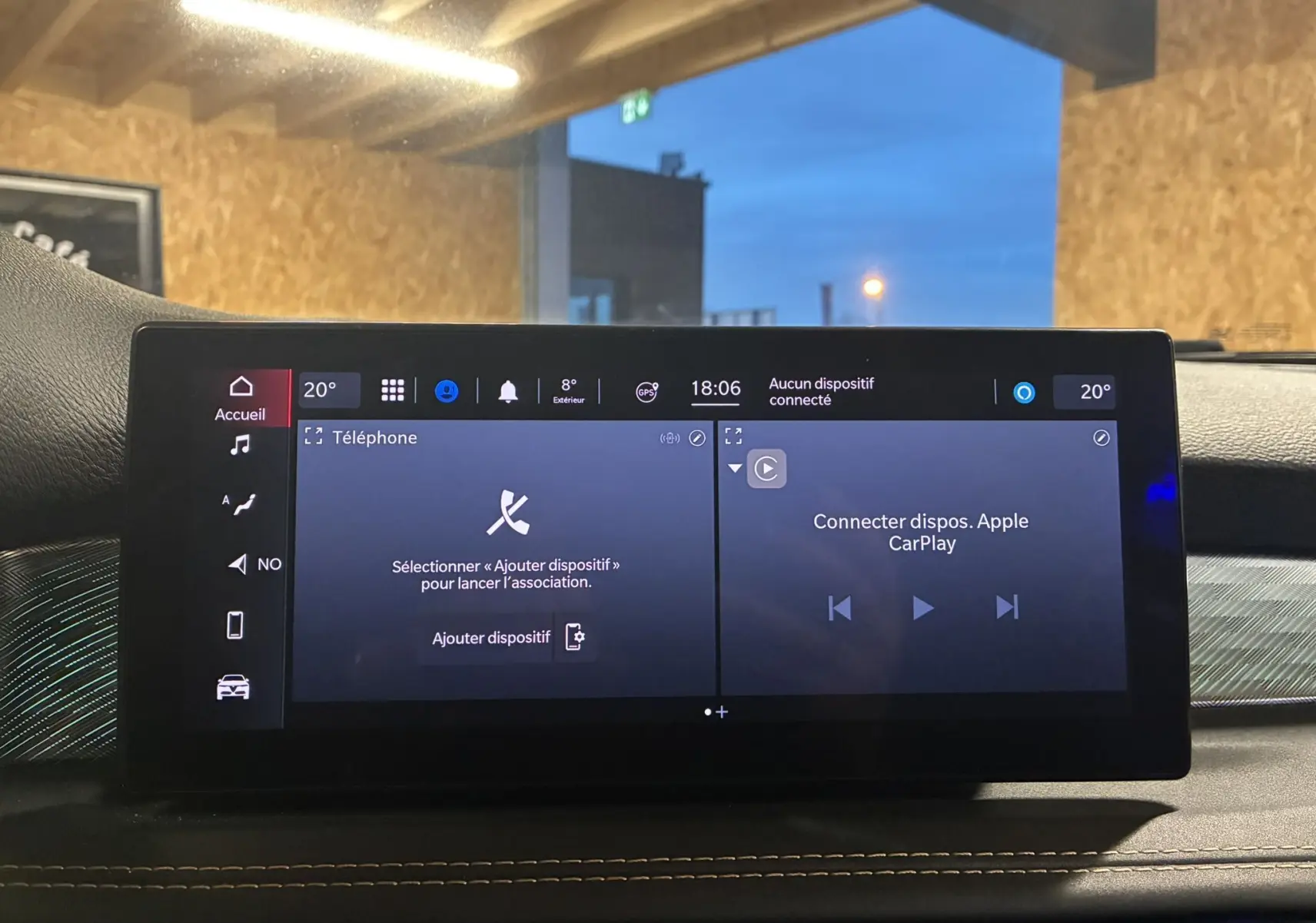 Écran tactile central de l'Alfa Romeo Tonale 1.3 PHEV 280 BVA TI affichant les options téléphone et Apple CarPlay.