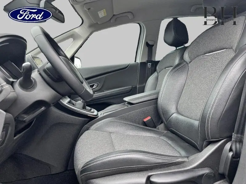 Vue intérieure côté conducteur du Renault Scénic 1.3 TCe 140ch Techno 2022, sièges mixte simili/carbone foncé.