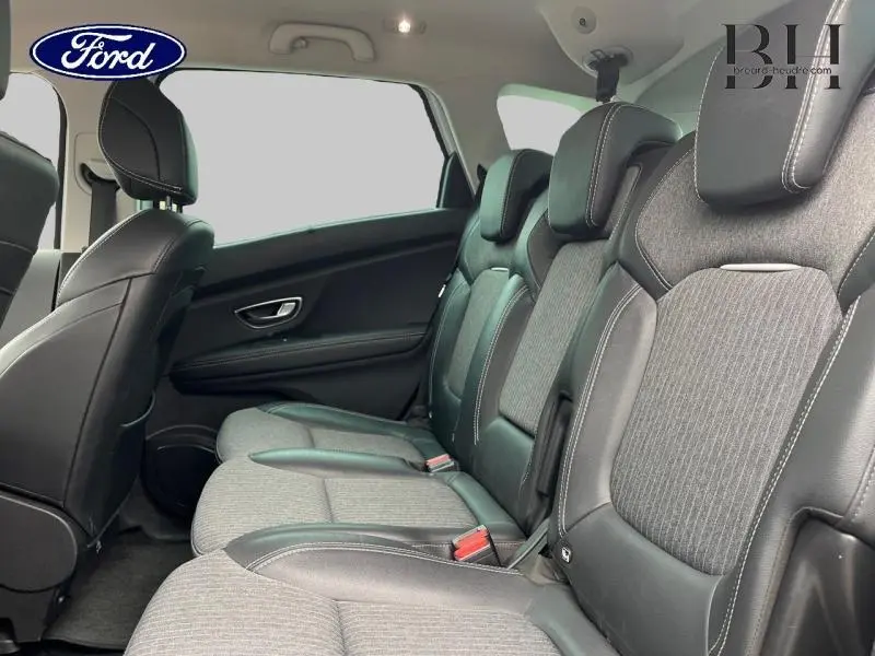 Vue latérale intérieure des sièges arrière en tissu et cuir noir du Renault Scénic blanc nacré 2022.