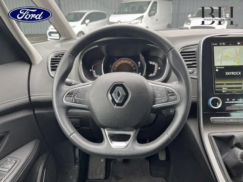 Vue intérieure centrée sur le volant noir de la Renault Scénic 1.3 TCe 140ch Techno avec tableau de bord et écran tactile.